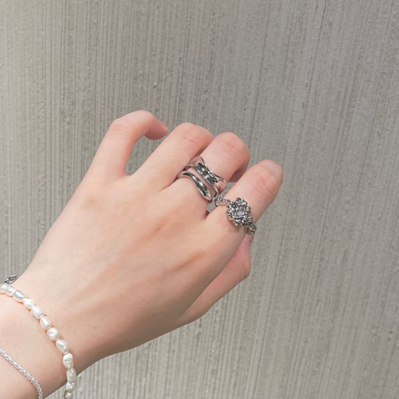 Lava texture pleated ring, a trendy and niche design for women, a unique and fashionable ring with a cold style on Instagram, an open index finger ring Application Scenario