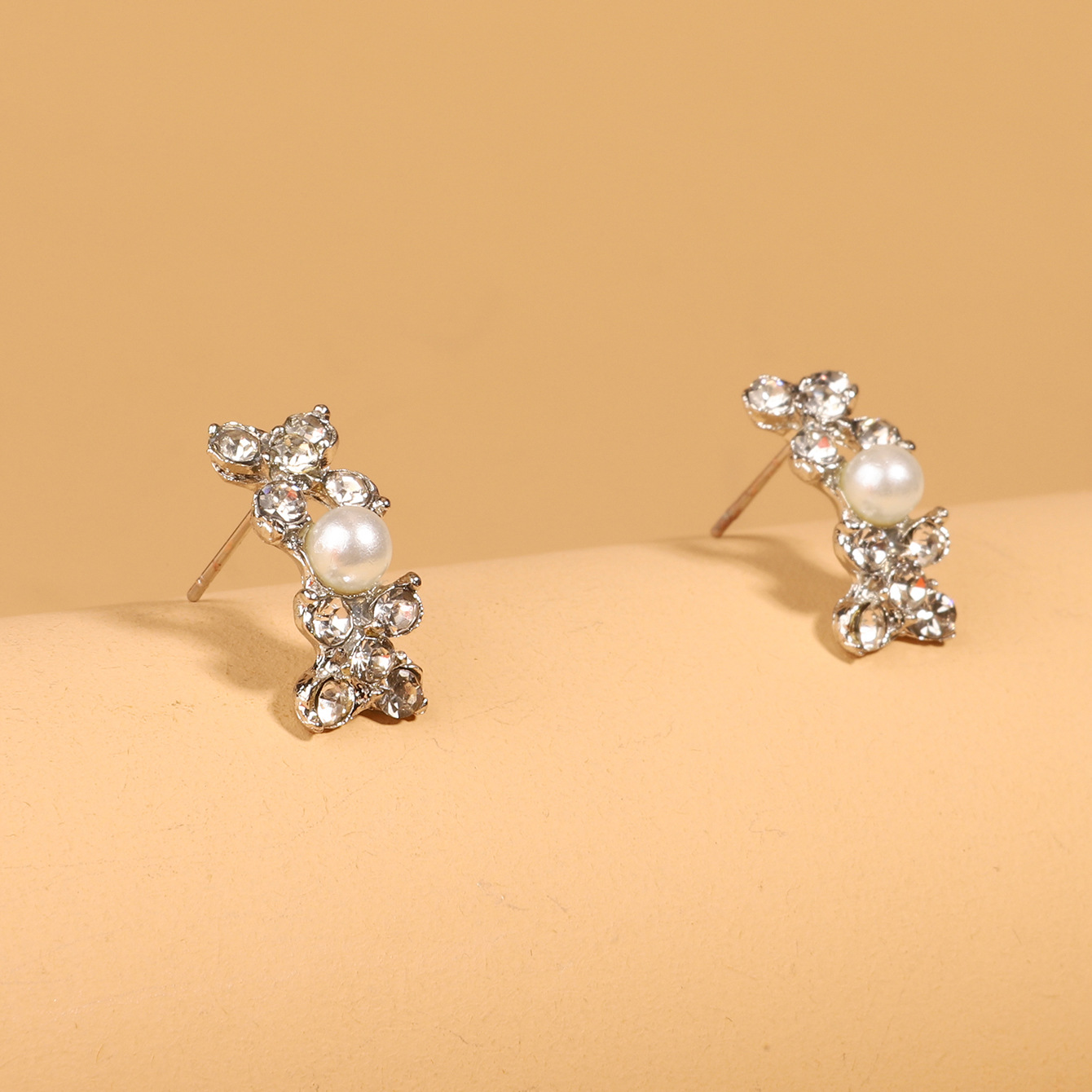European and American bestseller, sparkling diamond pearl flower necklace Stud set, two-piece bridal dress accessory set N4145 Application Scenario