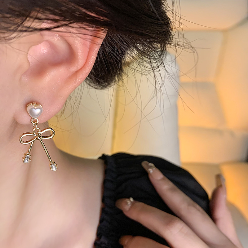 Korean-style simple bow earrings for women, exuding a light luxury and high-end charm. Versatile tassel heart-shaped stud earrings are best-selling earrings Application Scenario