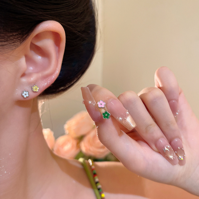 Four-piece set of flower earrings for women, mini, delicate, fashionable and versatile stud earrings, simple and trendy colorful personalized earrings Application Scenario
