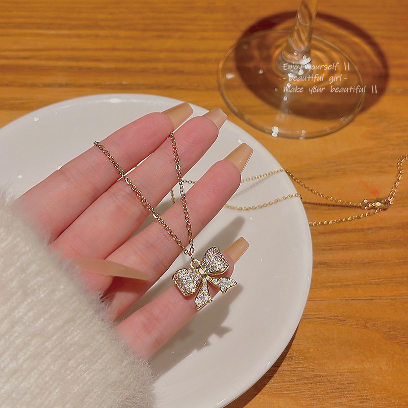 Light luxury, exquisite, super sparkling zircon bow pendant necklace, high-end design sense for women, fashionable and elegant, versatile collarbone chain full figure