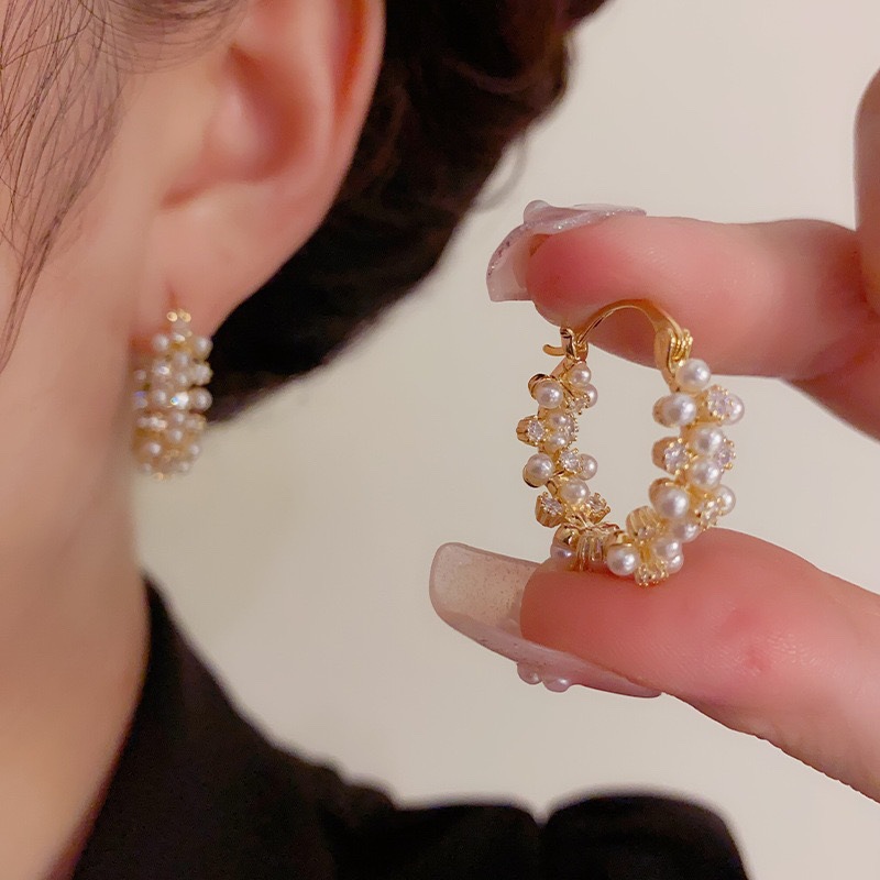 French pearl ear loops for women, with a light luxury and high-end feel. Circle earrings, round face ear loops, retro design, and elegant earrings full figure