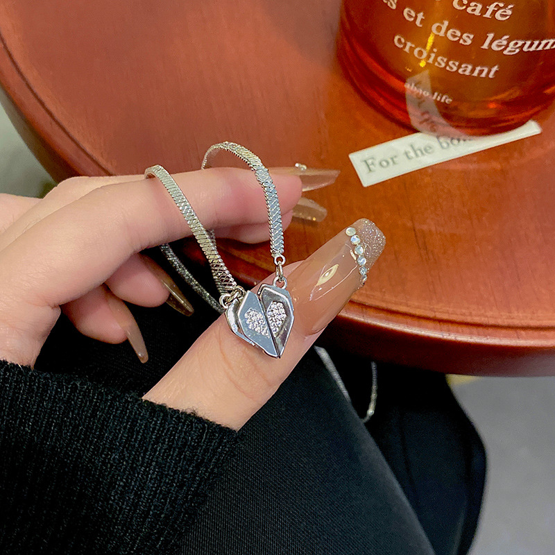 Sweet and cool style high-end magnetic three-dimensional heart-shaped necklace, cold style versatile and elegant collarbone chain, popular neckchain accessory full figure