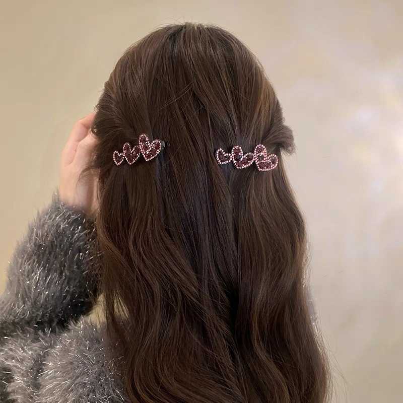 Light luxury and dazzling heart-shaped hair clips for women 2024 new bestsellers, exquisite side bangs, small hair bb clips, retro hair accessories Application Scenario