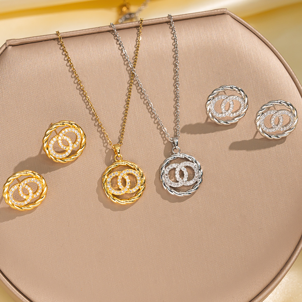 Korean-style high-end and elegant double-ring full diamond titanium steel necklace stud set, fashionable and versatile full diamond collarbone chain accessory full figure