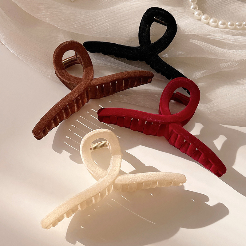 The large plush hairpin is simple, elegant and high-end. The shark hairpin is versatile and a popular back head hairpin accessory for women Application Scenario