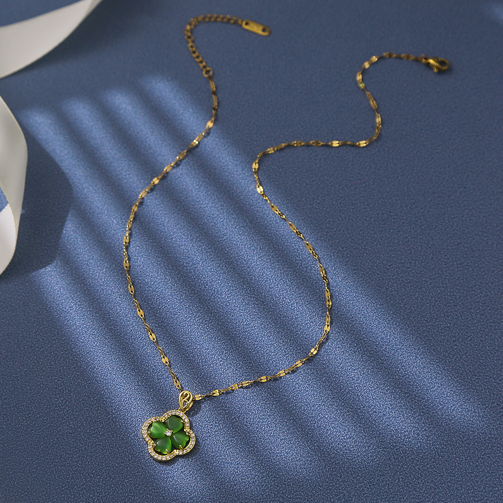 Fashionable and light luxury green cat's eye stone four-leaf clover full diamond titanium steel necklace, women's luxury and versatile collarbone chain, wholesale Application Scenario