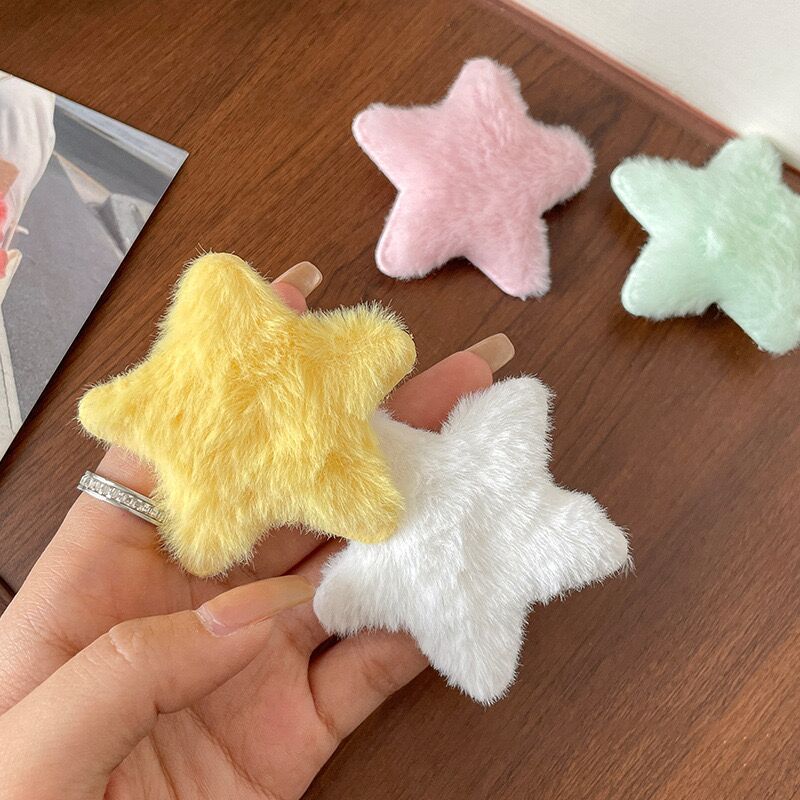 The plush star hair clip is cute and sweet. The five-pointed star hair clip is a autumn and winter collection for girls, featuring dopamine bangs and side hair clips details Picture