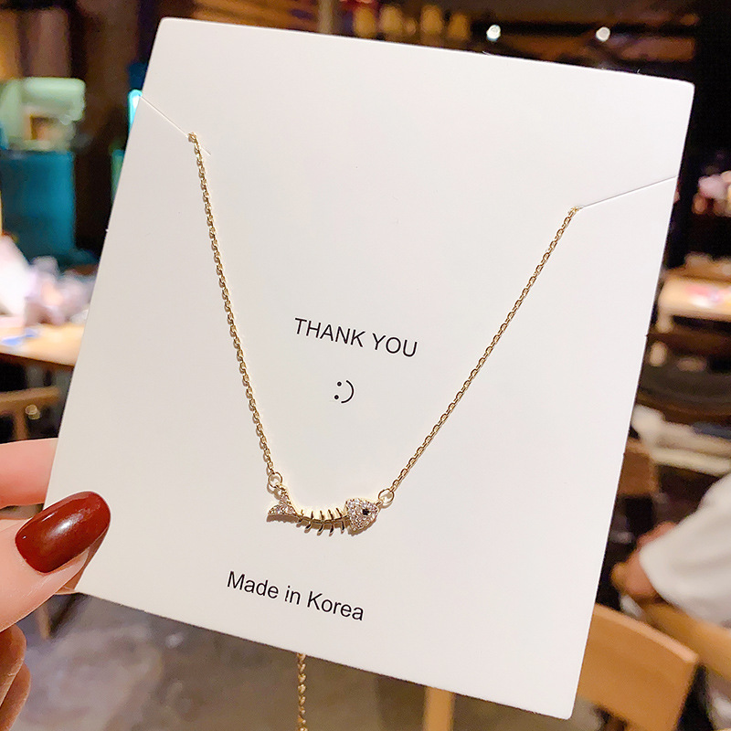 A new 18k gold-plated personalized fishbone pendant necklace in Korean style, a trendy female Instagram influencer with a niche design sense and diamond-encrusted jewelry full figure