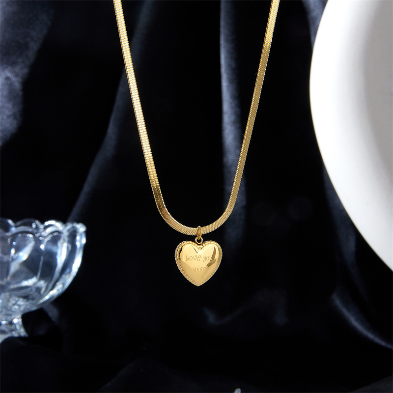 The love heart-shaped pendant titanium steel collarbone chain is a simple, versatile and high-end snake chain necklace with a unique European and American fashion design Specification drawing