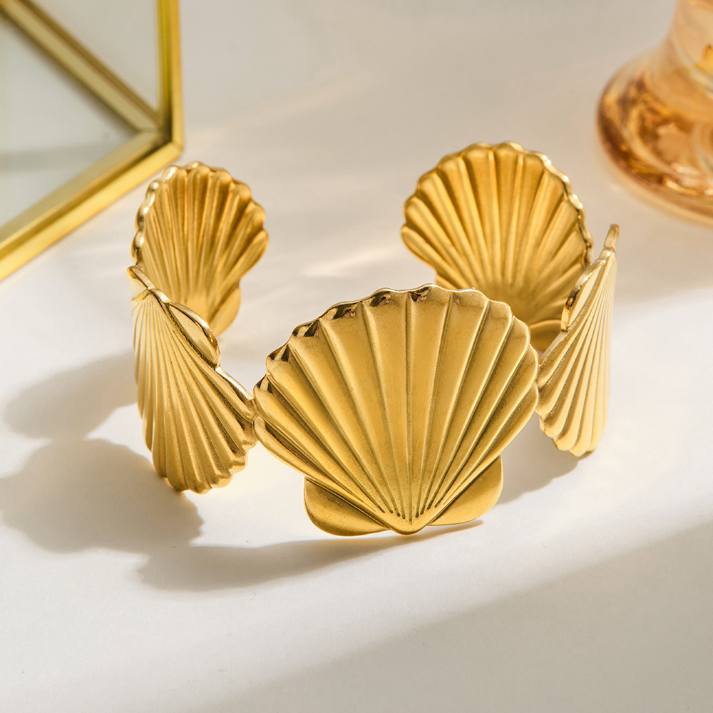 European and American cross-border retro style 18k gold stainless steel large scallop simple open bracelet manufacturer wholesale trendy accessories full figure