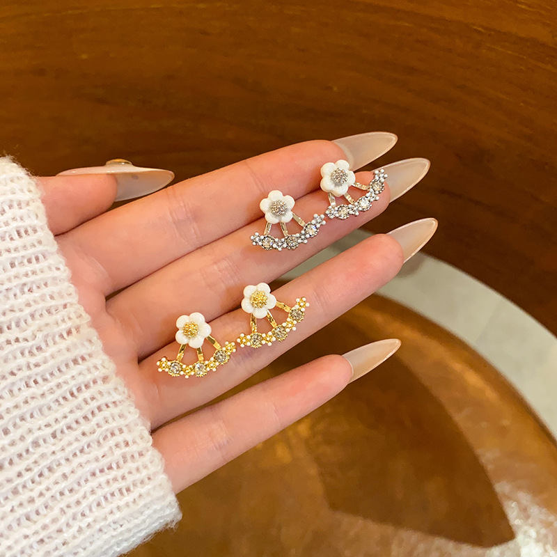 Korean-style Daisy back-hanging ear studs, exquisite and fashionable, fresh and delicate earrings, design sense, elegant and stylish earrings, high-end earrings full figure