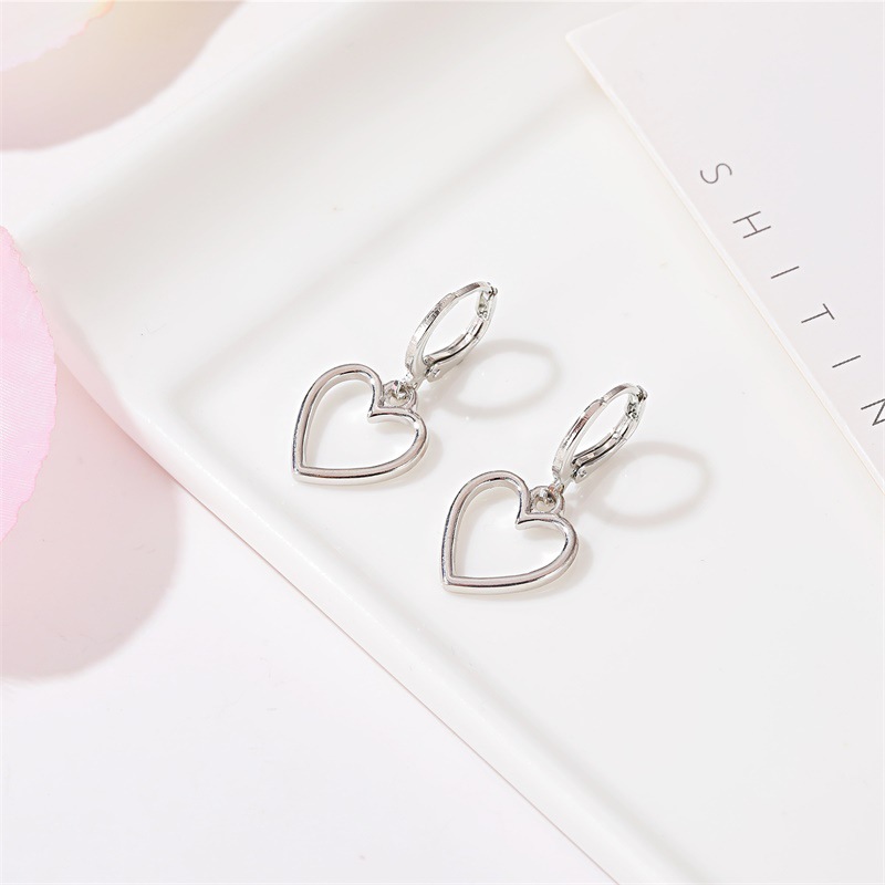 European and American style best-selling earrings: Simple hollowed-out heart-shaped earrings, fresh and versatile metal heart-shaped ear buckles. One-piece shipping Application Scenario