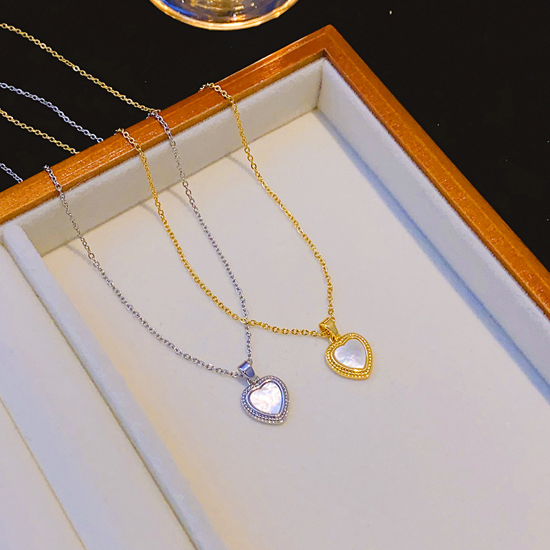 Genuine gold electroplated natural shell heart-shaped necklace, a niche design for women, light luxury collarbone chain, titanium steel flower edge heart-shaped pendant full figure