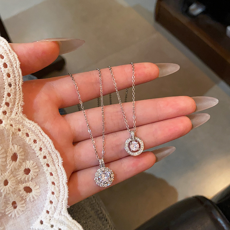 Exquisite full-diamond pendant titanium steel necklace for women, light luxury, niche and high-end feel, collarbone chain, best-selling trendy and stylish neckchain accessory full figure