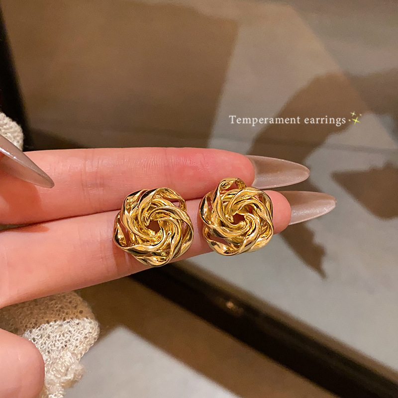 Golden hollowed-out flower ear studs, a light luxury and high-end style, elegant and grand earrings, a unique and best-selling accessory for women in 2025 full figure