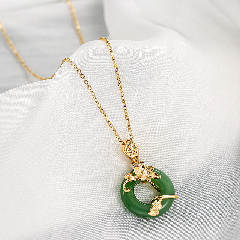 Chinese-style simple and fashionable green lotus peace buckle, a niche design sense titanium steel necklace, a versatile accessory for women's charm Specification drawing