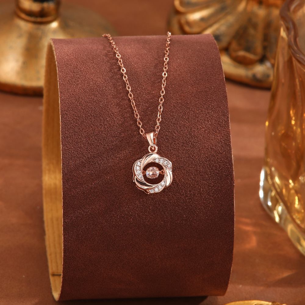 The titanium steel pendant necklace with a dynamic design does not fade, featuring a simple and elegant style. The lucky clover chain is a niche and popular necklace for wholesale Specification drawing