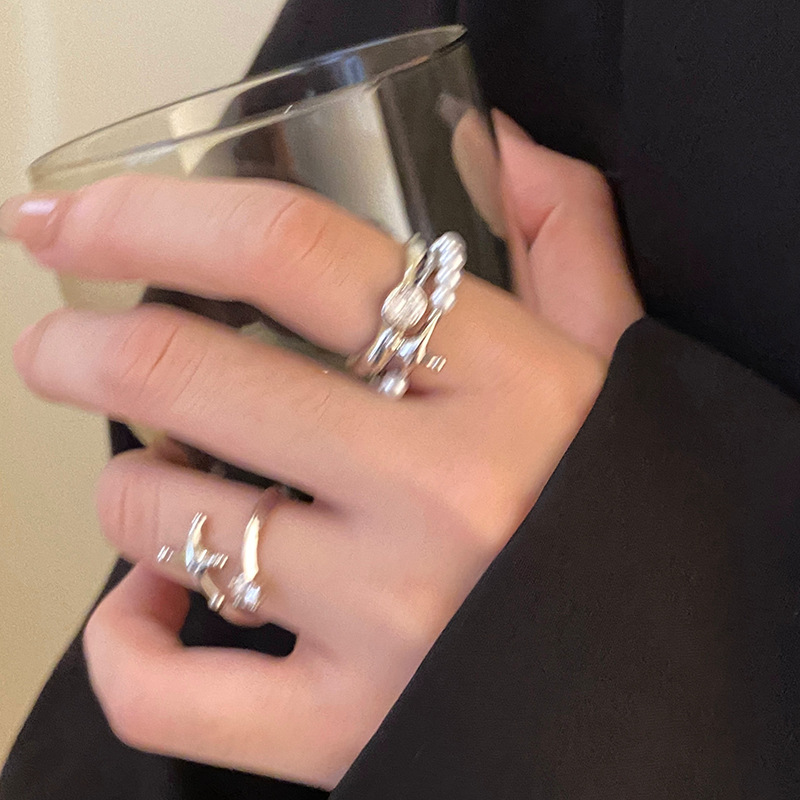A cold and elegant pearl ring with diamonds and star rays, a trendy and fashionable European and American light luxury niche design for women full figure