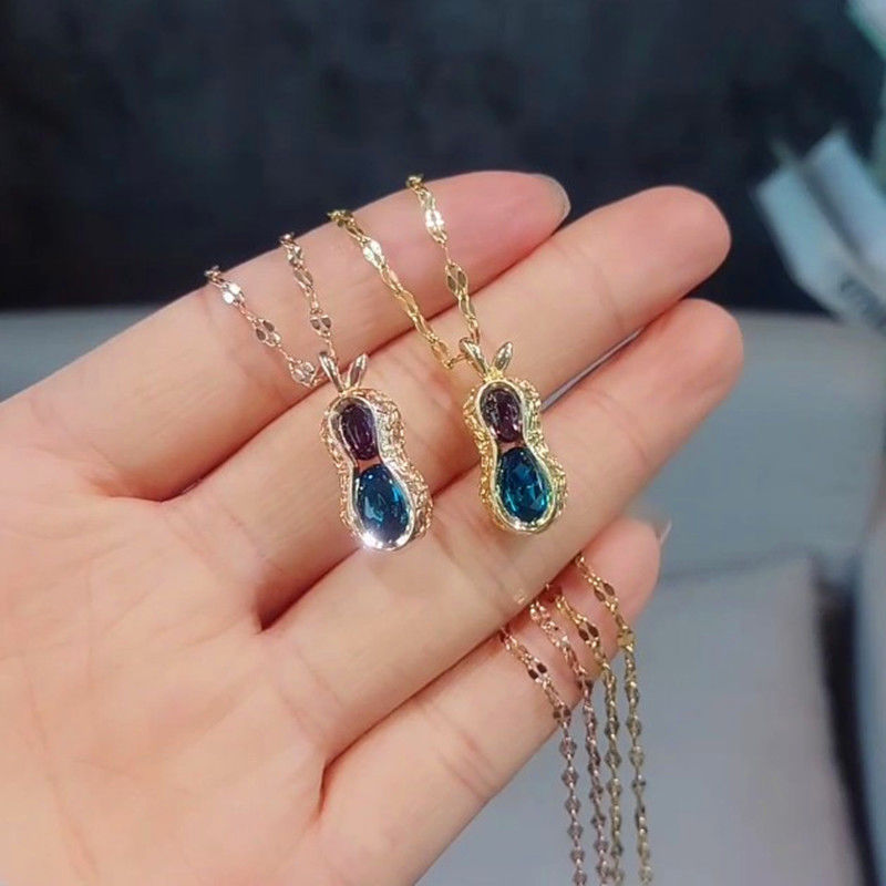 The popular sapphire two-color peanut necklace on Xiaohongshu, a unique and fashionable titanium steel collarbone chain, is a niche and light luxury accessory full figure