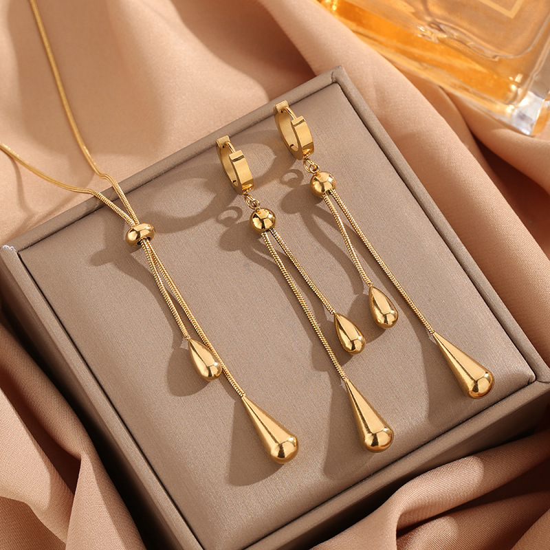 Cross-border grand, fashionable and simple style titanium steel water drop pendant necklace earrings two-piece set long pull-out high-end accessories Application Scenario