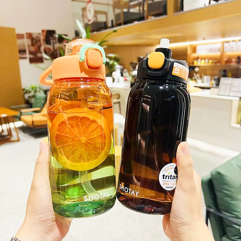 The simple tritan water cup with transparent gradient color and large capacity water bottle work together to enhance the appearance level. The graduated straw cup Application Scenario