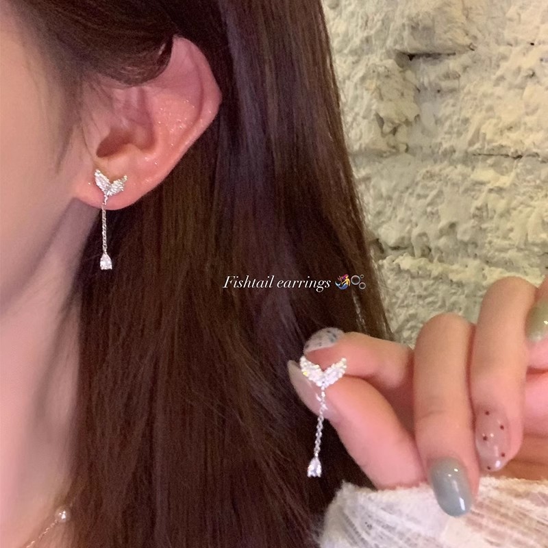 The ultra-sparkling diamond-encrusted fishtail stud earrings are a niche design for women. The water drop tassel earrings exude a cool and elegant vibe, and are popular earrings for women details Picture