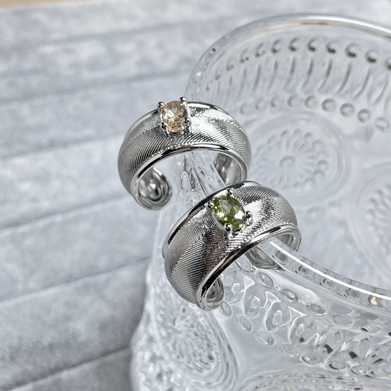 Retro brushed wide ring for women, adjustable olive green zircon set, gender-neutral, fashionable and light luxury ring full figure