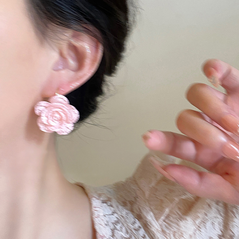 French gentle retro pink flower earrings for women, 2025 new niche design, high-end and elegant forest-style earrings details Picture