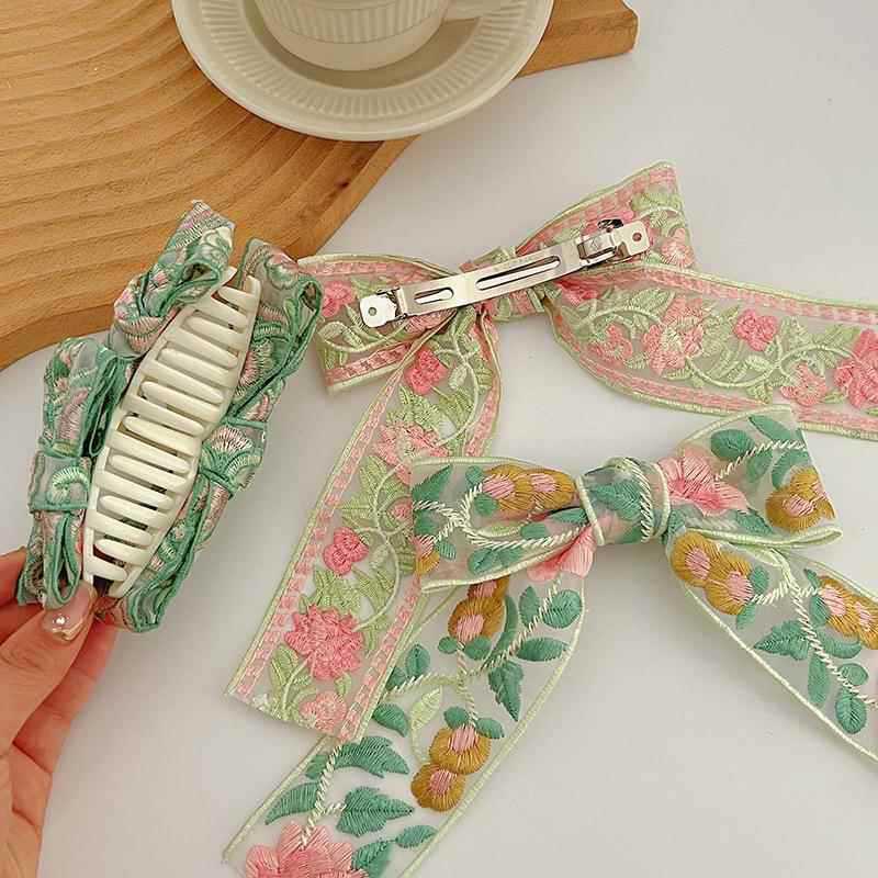 New Chinese-style embroidered flower headband for women, exquisite ethnic style floral cotton and linen fabric wide-edge headband hair accessory Application Scenario