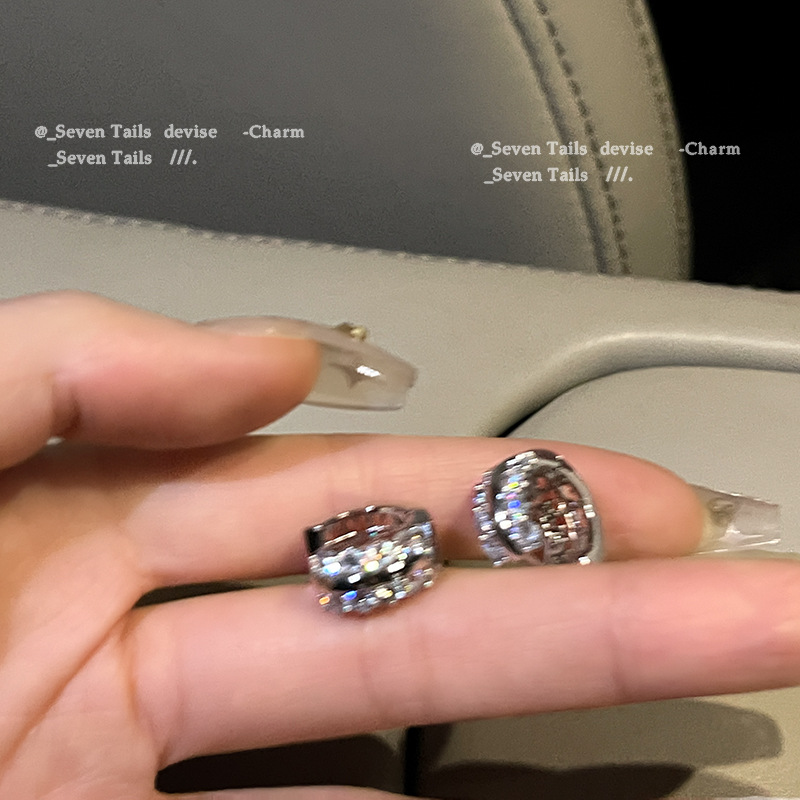 Super shiny, sweet and cool ring earrings, niche design sense, high-end cold style stud earrings for women, 2025 new stylish earrings for women Application Scenario