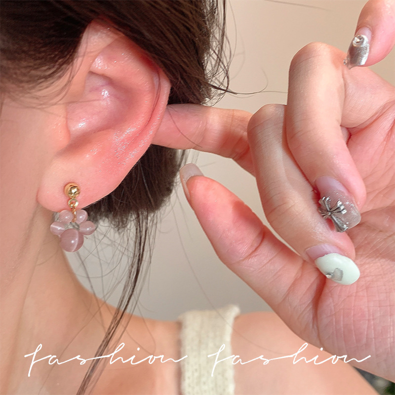 French-style gentle pinkish-purple light luxury stud earrings for women, cute, elegant and retro style handcrafted cat paw earrings and earrings details Picture