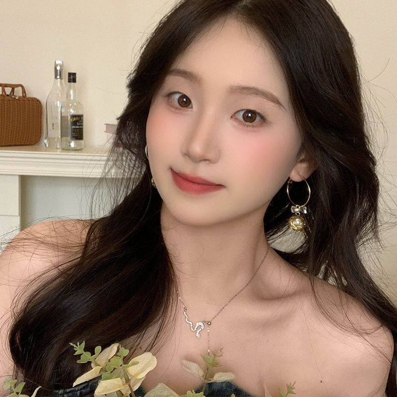 The hollowed-out Bird's Nest pearl stud earrings from Dongdaemun, South Korea, exude an elegant feminine charm. The bow stud earrings are a new type of earrings from 2025 details Picture