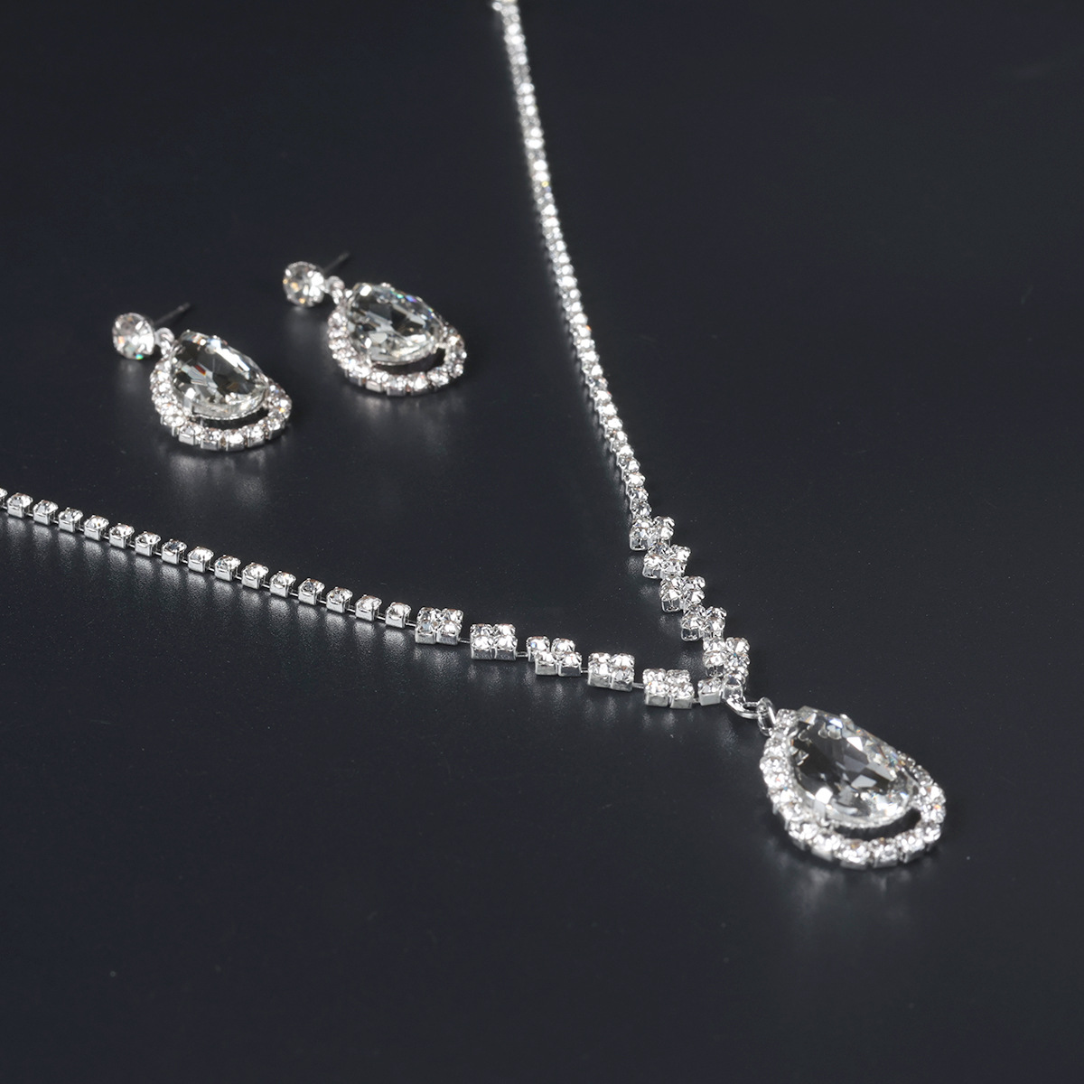 Korean-style fashionable wedding, dazzling diamond-filled water drop necklace, geometric bride's wedding accessories and earrings set N5571 Application Scenario