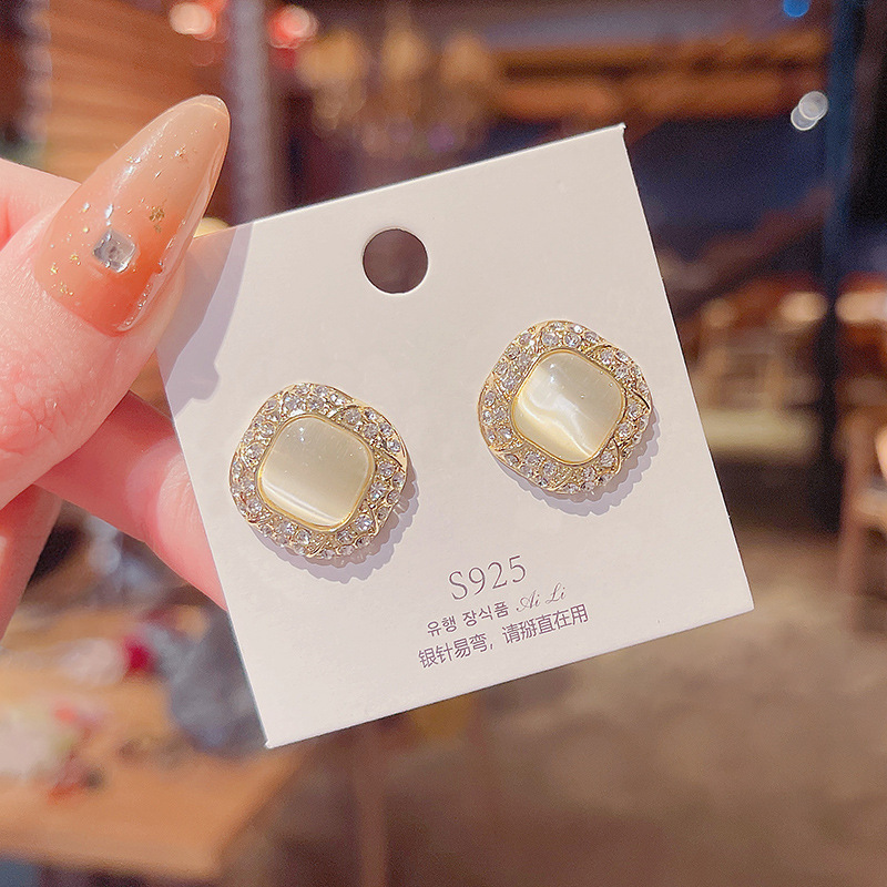 Korean-style cat's eye geometric earrings for women, versatile and high-end, square diamond-encrusted stud earrings, fashionable and trendy earrings wholesale Specification drawing