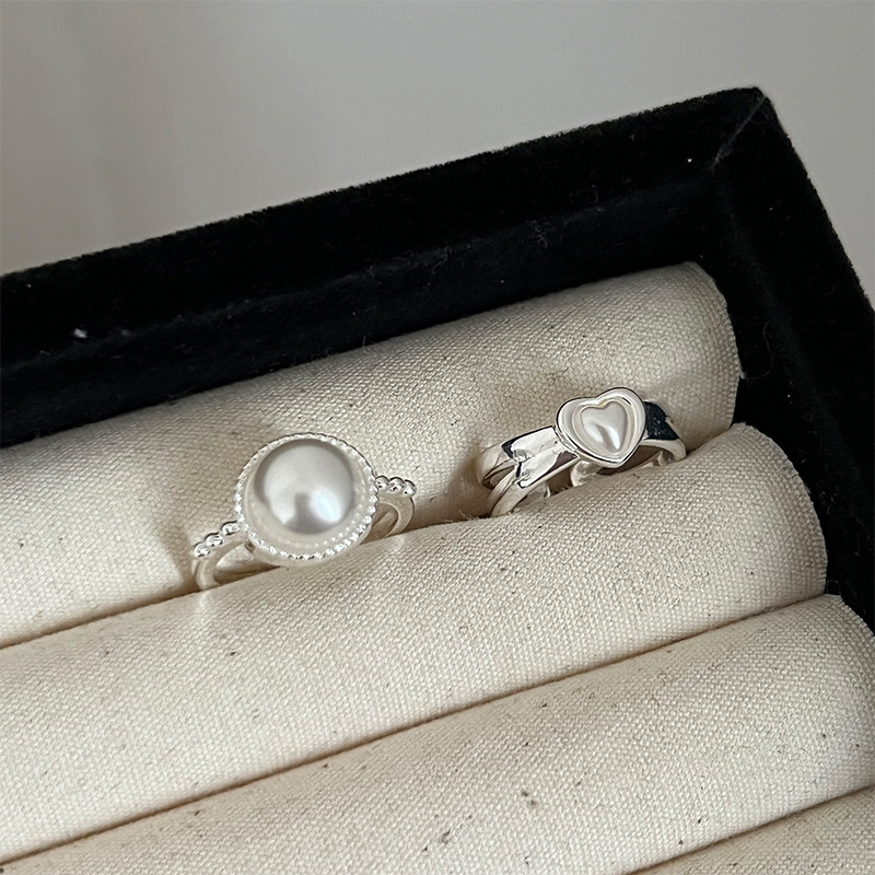 Korean light luxury pearl ring with adjustable opening, high-end and niche design, fashionable index finger ring for women Application Scenario