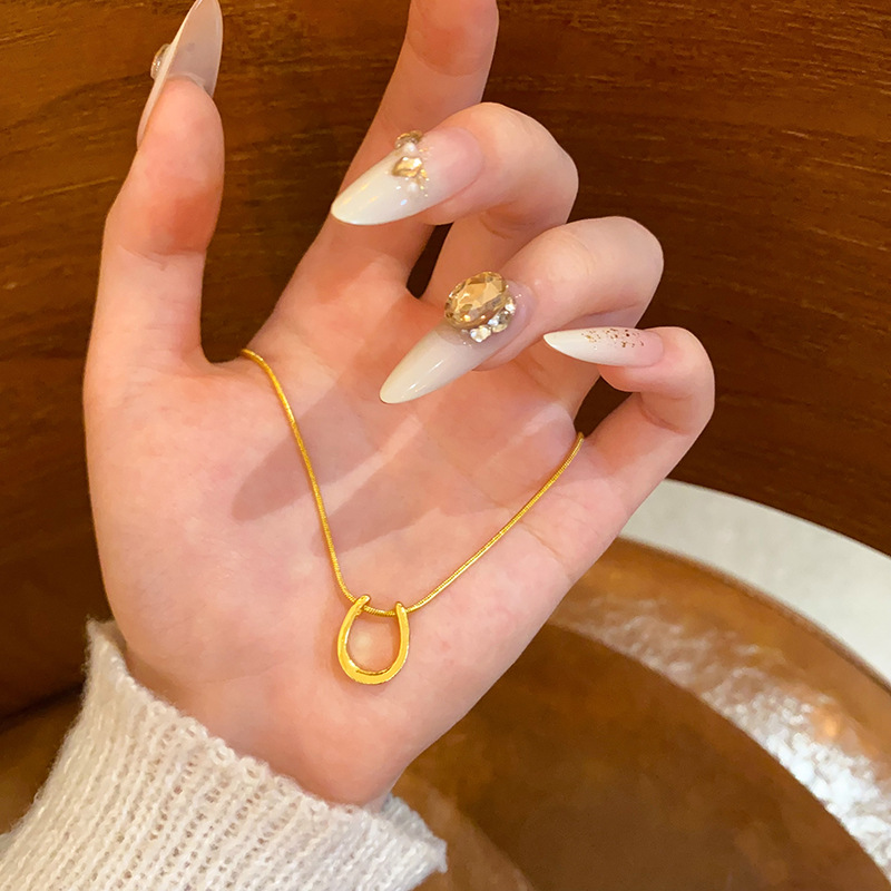 European and American style fashionable and elegant titanium steel necklace for women, light luxury, niche and high-end feel, collarbone chain, personalized U-shaped pendant accessory Specification drawing