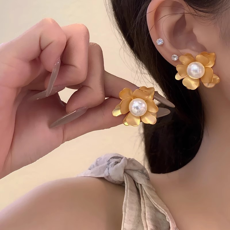 Exaggerated and grand floral earrings with a metallic feel from Europe and America, a light luxury, niche, retro and simple style for women, and pearl stud earrings full figure