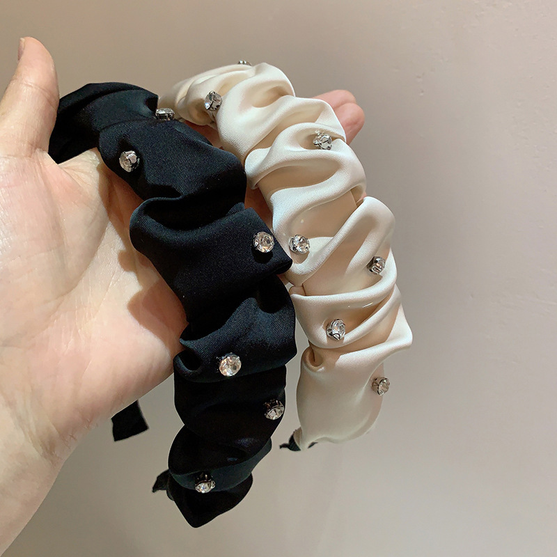 The satin pleated hairband exudes a simple and elegant charm. It is decorated with rhinestones and stars, and features a wide-brimmed headband and a high hairpin on the top of the head Specification drawing