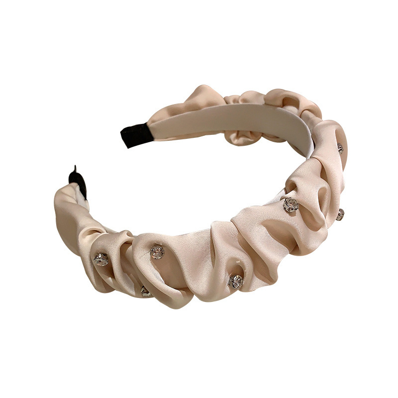 The satin pleated hairband exudes a simple and elegant charm. It is decorated with rhinestones and stars, and features a wide-brimmed headband and a high hairpin on the top of the head Item Picture