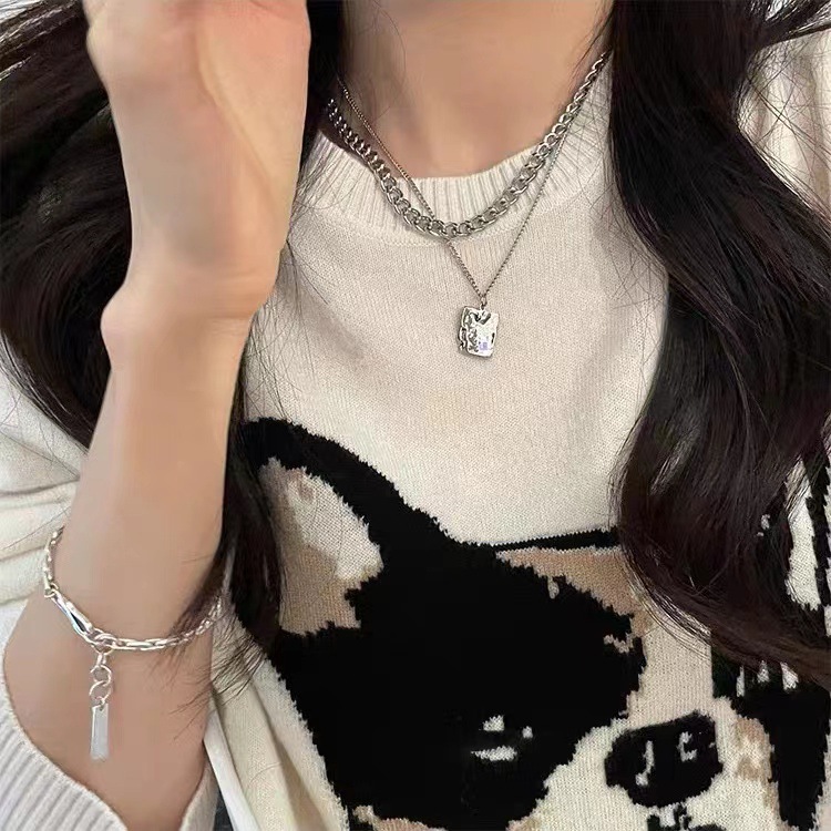 Textured Fang brand double-layer pendant, light luxury and niche design, hip-hop sweater chain, couple necklace for women Application Scenario