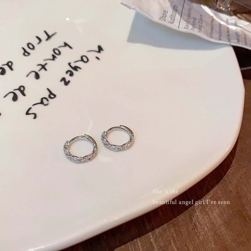 Full-diamond, super sparkling Mobius ear buckles for women, Korean-style cool and refreshing wavy twist circle earrings, a trendy and stylish accessory Specification drawing