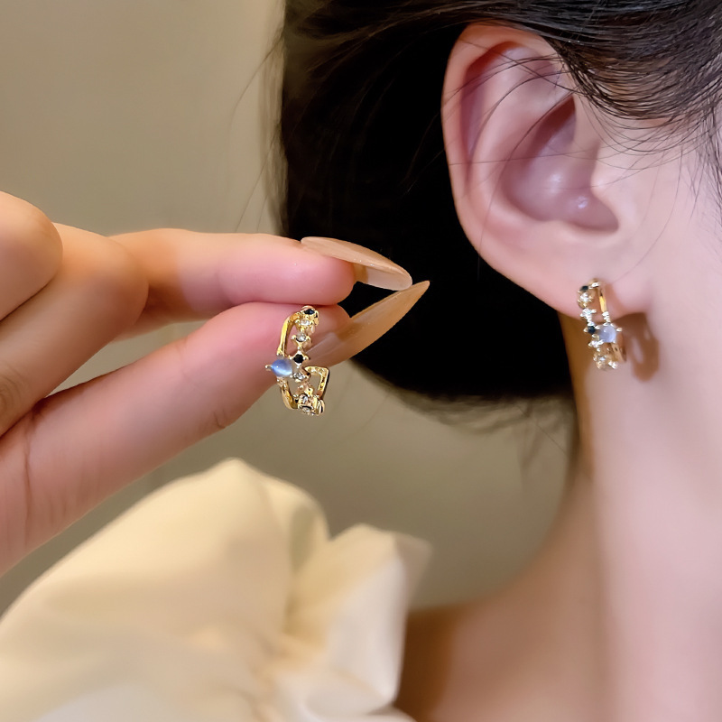 Exquisite and small blue cat's eye stone ear studs, women's light luxury and high-end style earrings, retro internet-famous style earrings, trendy Specification drawing