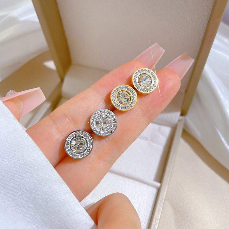 【 All-titanium Steel 】 Circular full diamond minimalist style furnace, real gold necklace, female Instagram influencer collarbone chain accessory Application Scenario