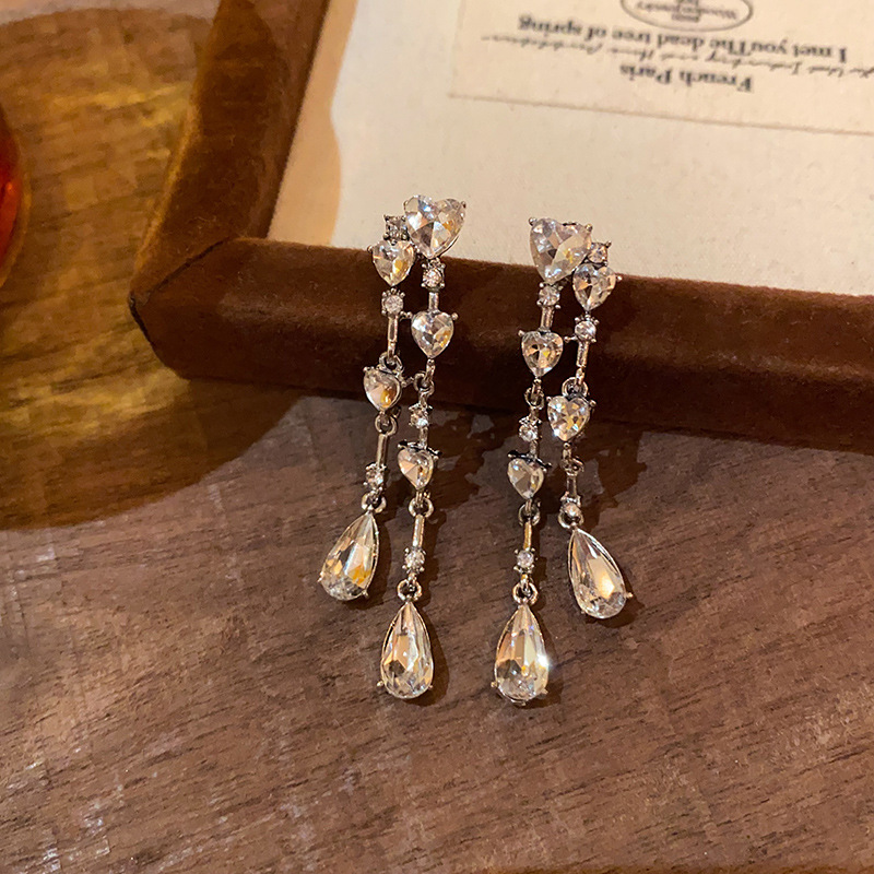 Korean-style sparkling diamond heart-shaped water drop tassel earrings for women, a light luxury, niche and high-end look, long stud earrings, a best-selling and elegant ear accessory Application Scenario
