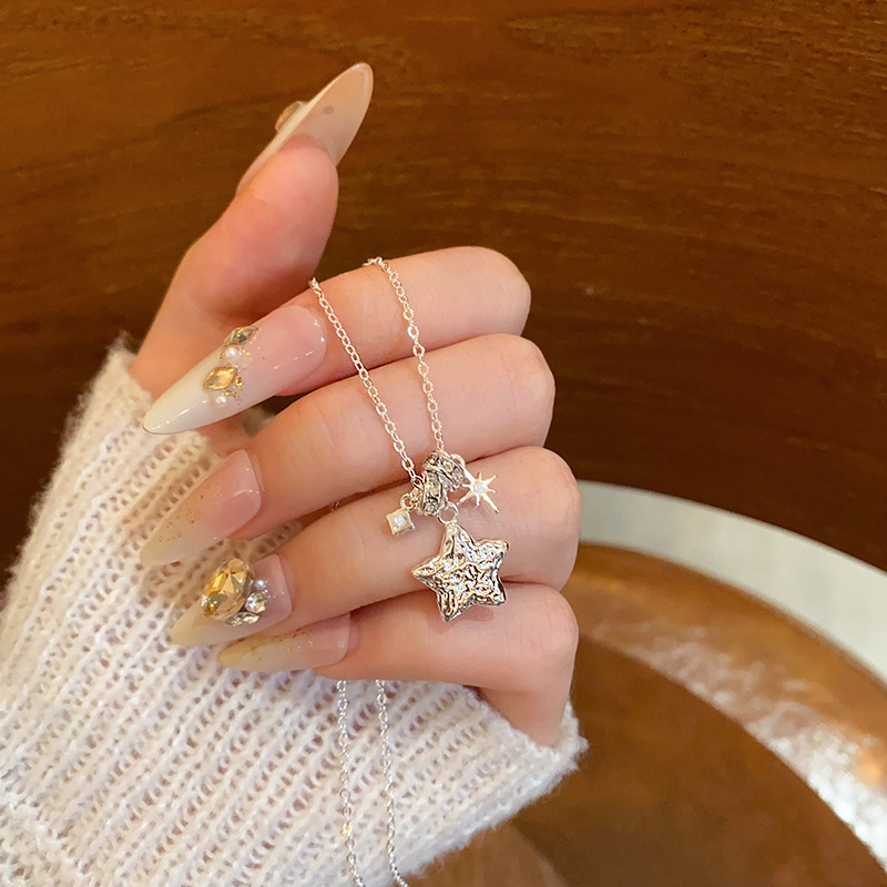 Cold style diamond-encrusted star pendant necklace, niche design, high-end sense, elegant and versatile, collarbone chain accessory for women full figure