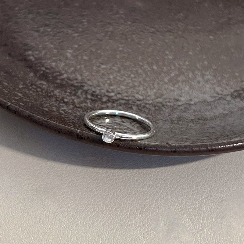 The plain 925 sterling silver sparkling diamond ring features a simple, fashionable and niche design. It is a cold and luxurious ring with a high-end feel Specification drawing