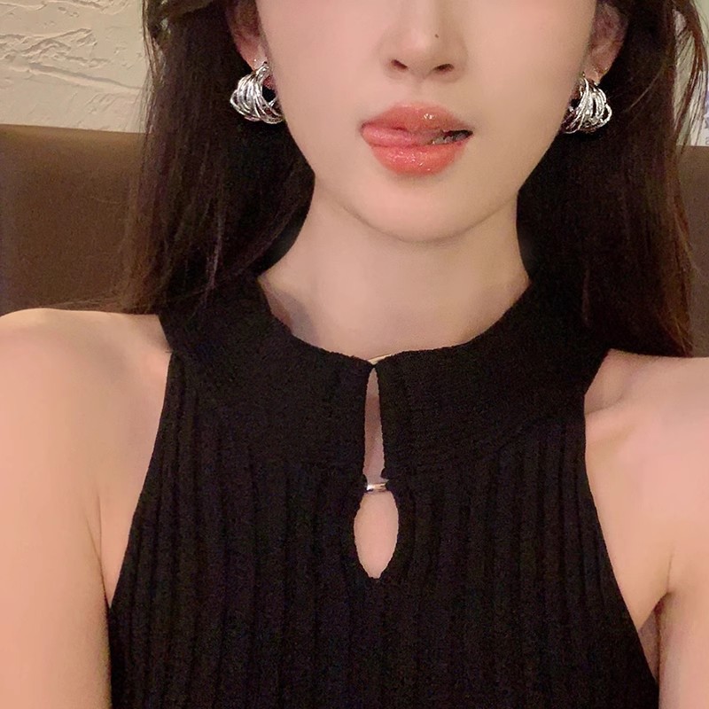 European and American style wound C-shaped earrings, women's niche design sense stud earrings, 2024 new trendy light luxury Hong Kong-style earrings Application Scenario