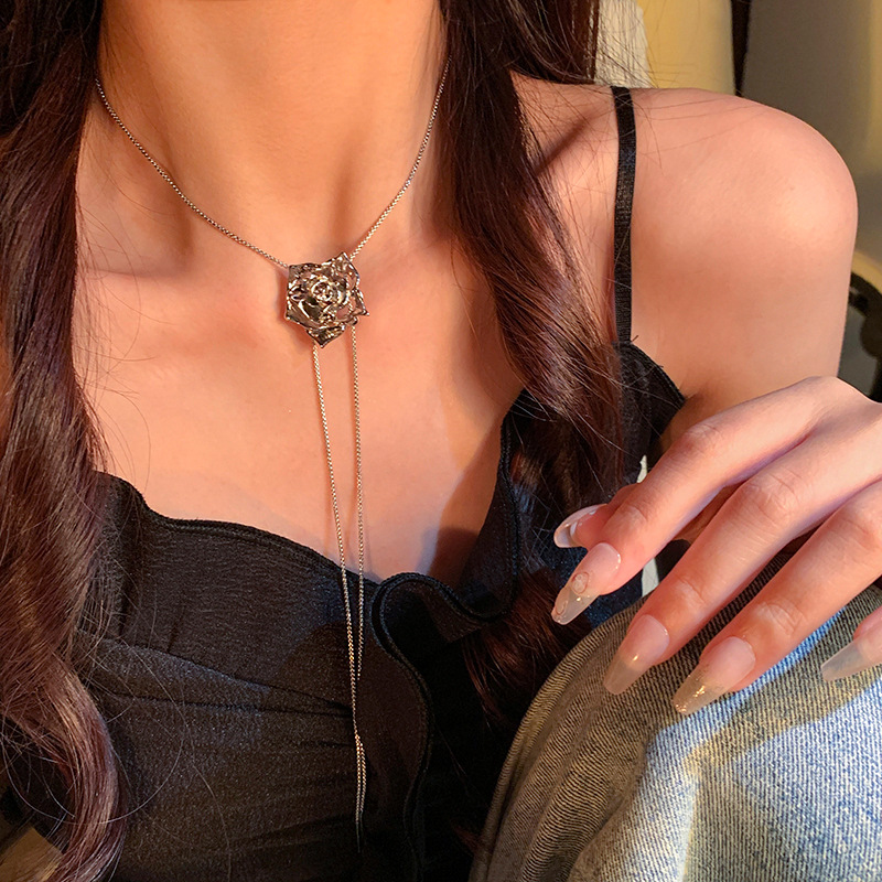 Cold and stylish rose necklace for women on Instagram, versatile and high-end, pull-out collarbone chain, sweet and cool sweater chain Application Scenario