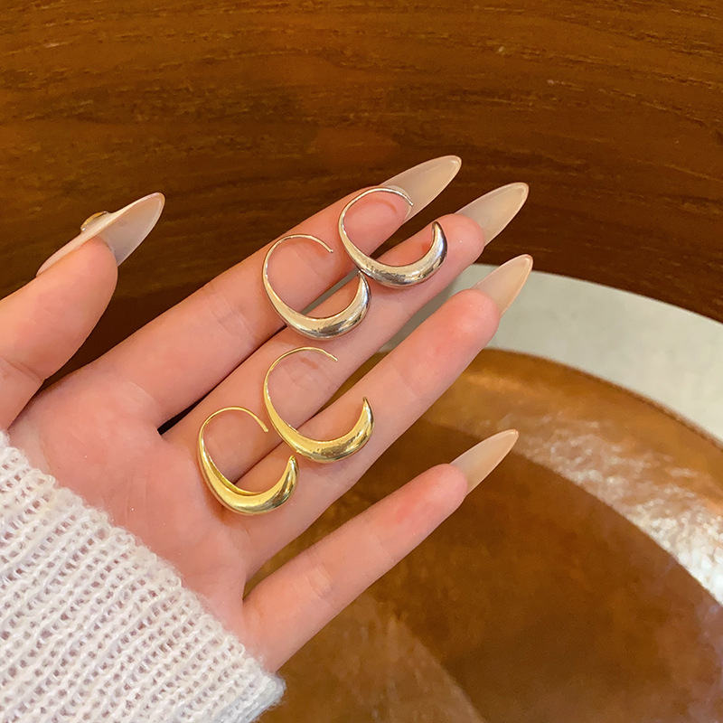 Golden water drop C-shaped earrings for women, a new retro and high-end look in 2025, with simple and cold style, a best-selling ear accessory full figure